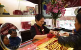 Người dân đi mua vàng trước ngày vía Thần tài vì sợ đông